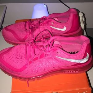 Used women’s NIKE AIR MAX 2015. Great condition